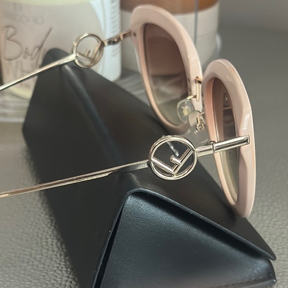 Fendi Pink Cat-Eye Sunglasses with Modern Elegance - Picture 6 of 6